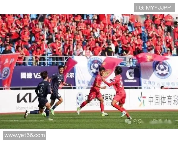 激情瞬间足球巨星挥洒胜利喜悦定格赛场荣耀时刻